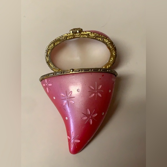 Vintage Bronze Trim Clasp Porcelain Figural Love Heart Trinket Box Antique - Picture 10 of 16